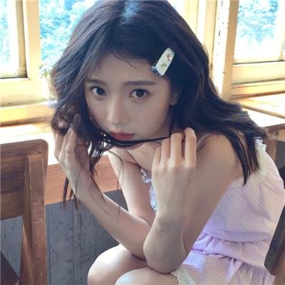 她在这里